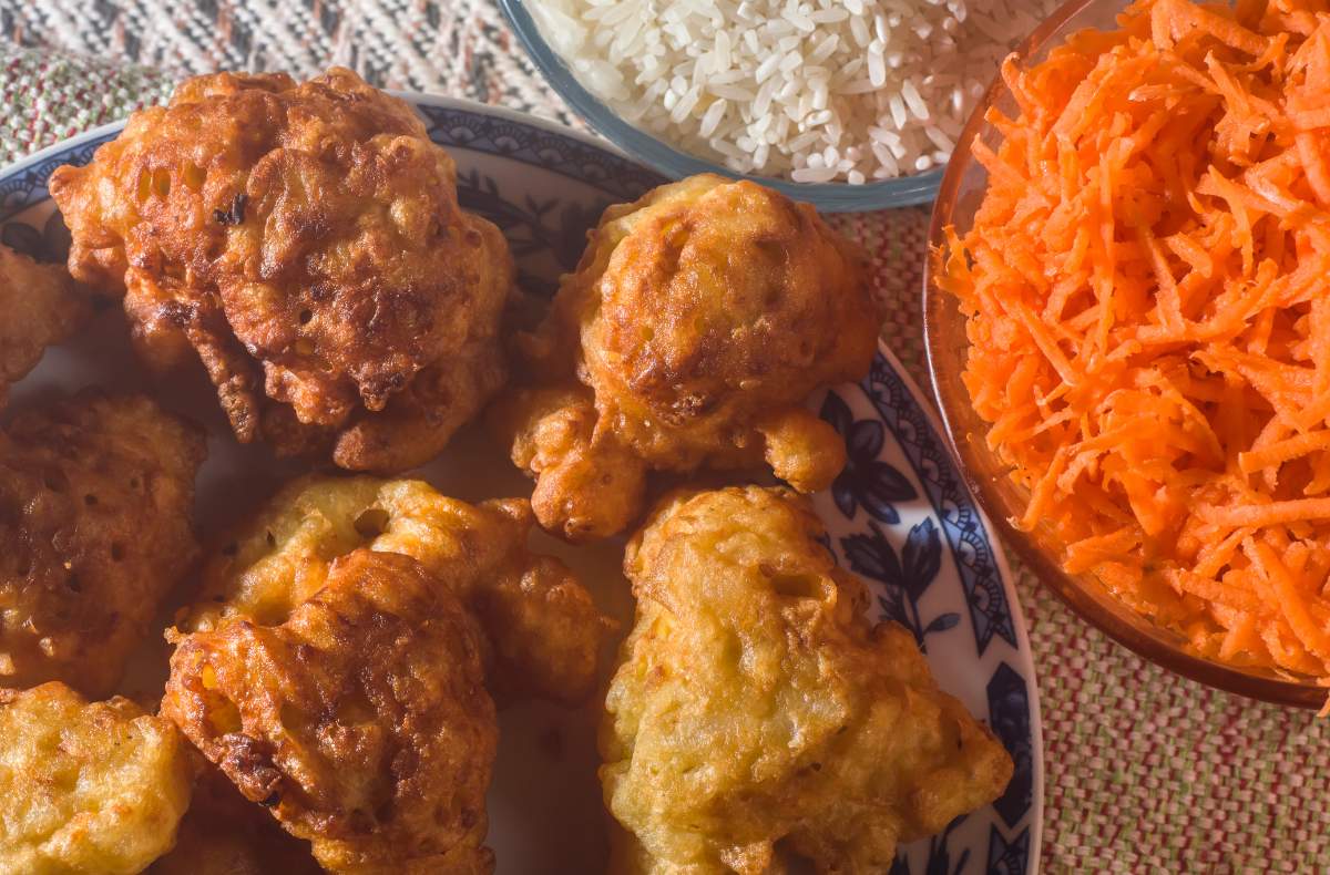 Bolinhos de arroz sobre um prato