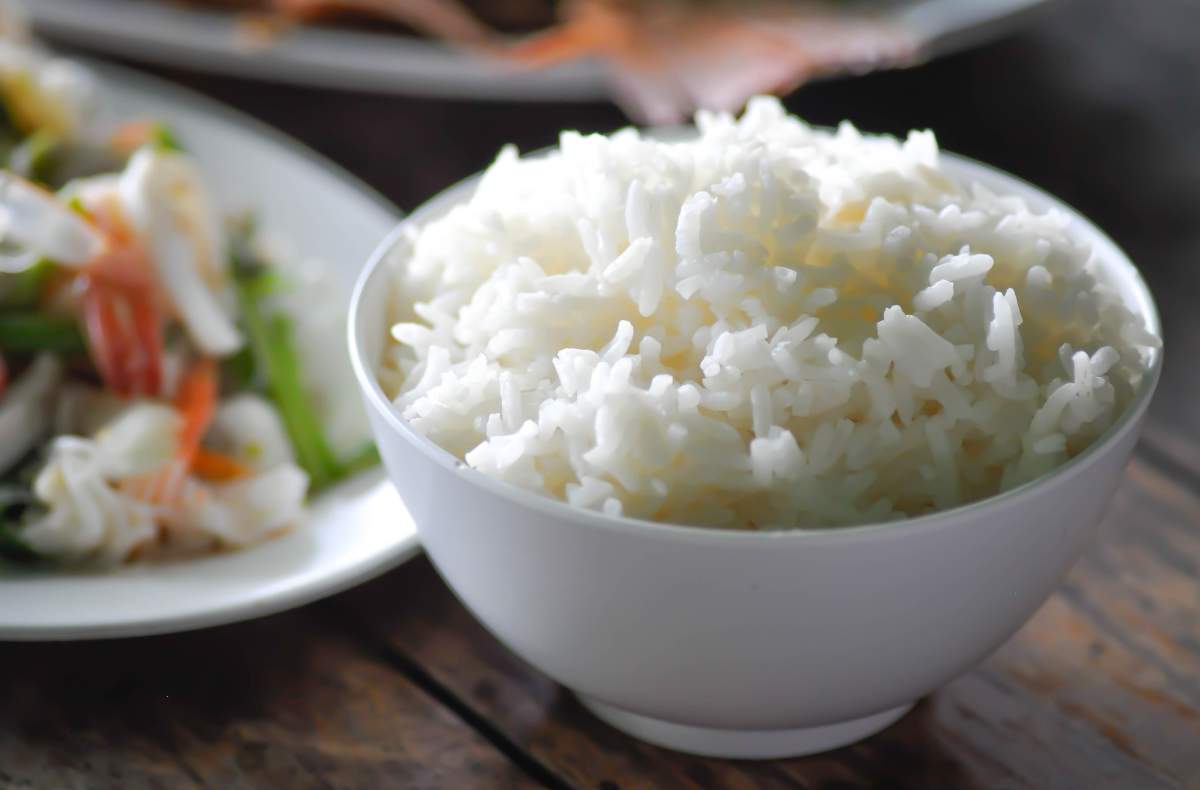 Arroz branco em uma tigela sobre uma mesa.
